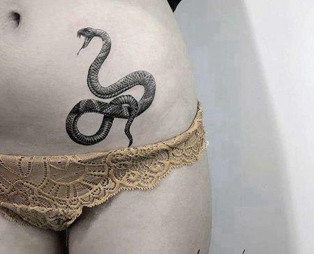 写实腹部蛇纹身图案 第1张