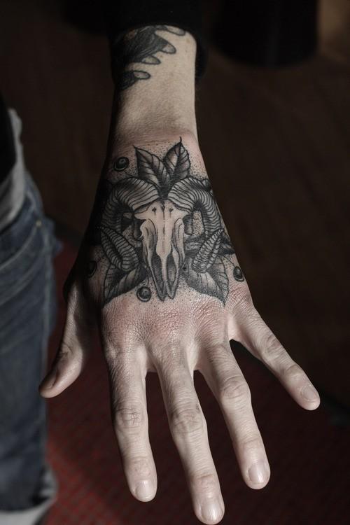 手背灰色公羊骷髅纹身图案 第1张