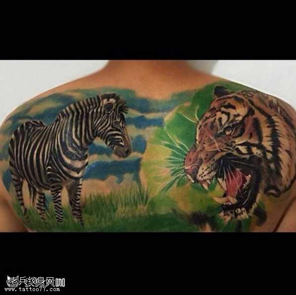 背部老虎与斑马纹身图案 第1张