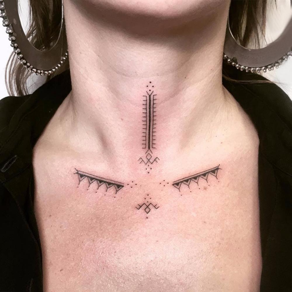 颈部纹身设计 女生颈部黑色的图腾纹身图片 第1张